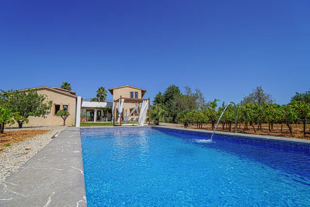 Pool mit Blick aufs Haus