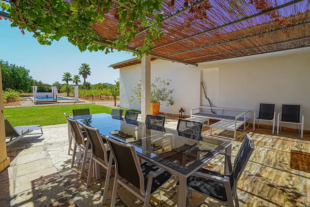 Überdachte Terrasse mit Esstisch